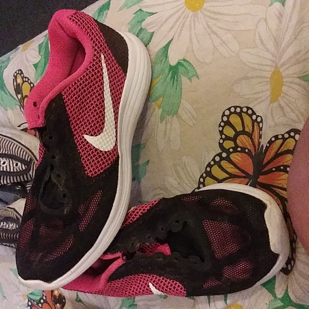 Pink black n white Nike's size 6